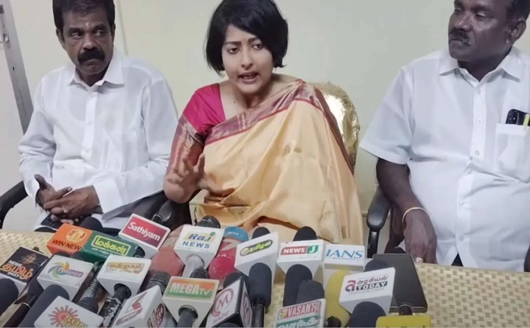  'Law and order is zero; DMK rule is also zero' - Gayatri Raghuram's criticism
