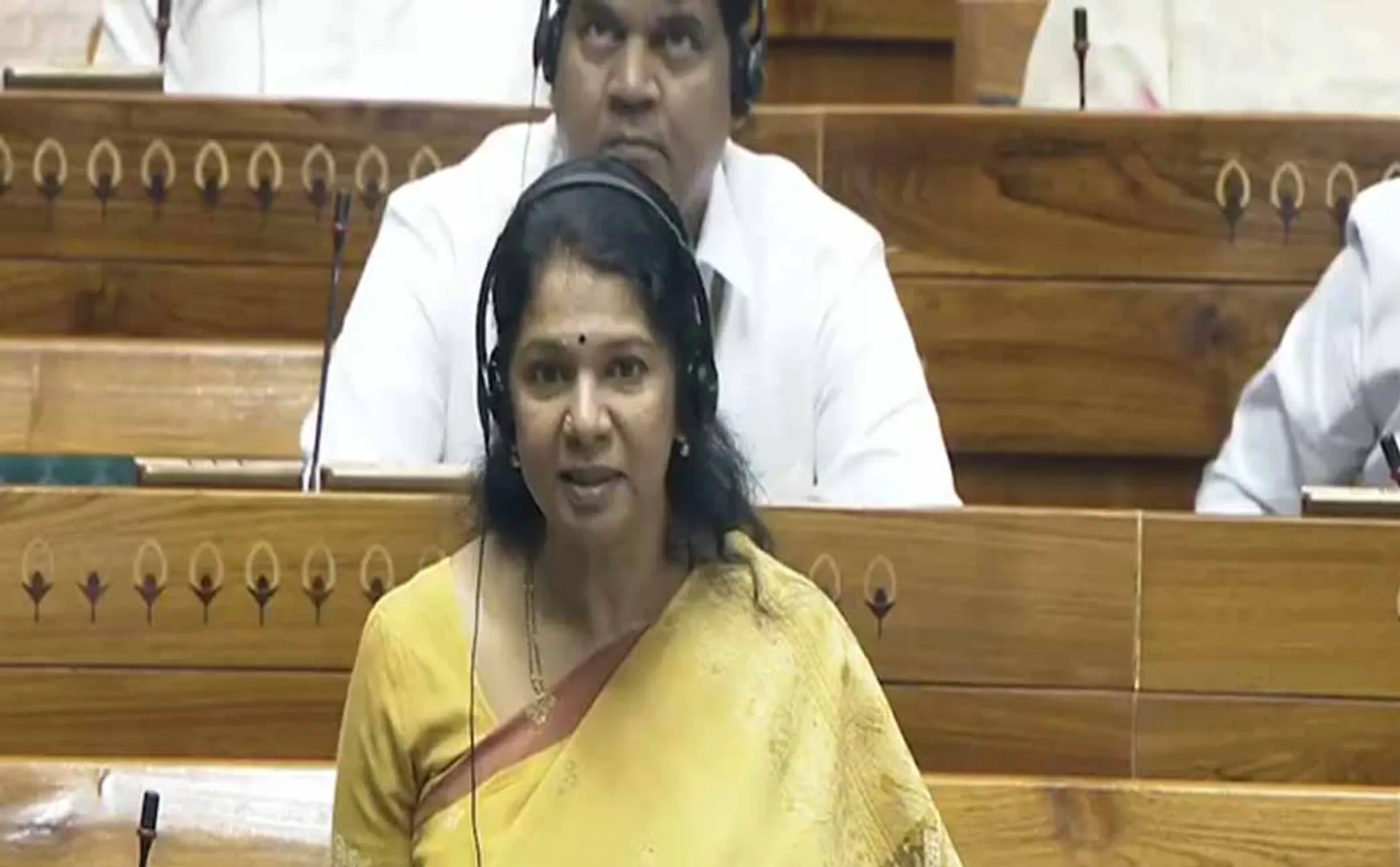 Kanimozhi MP issues notice against Union Minister
