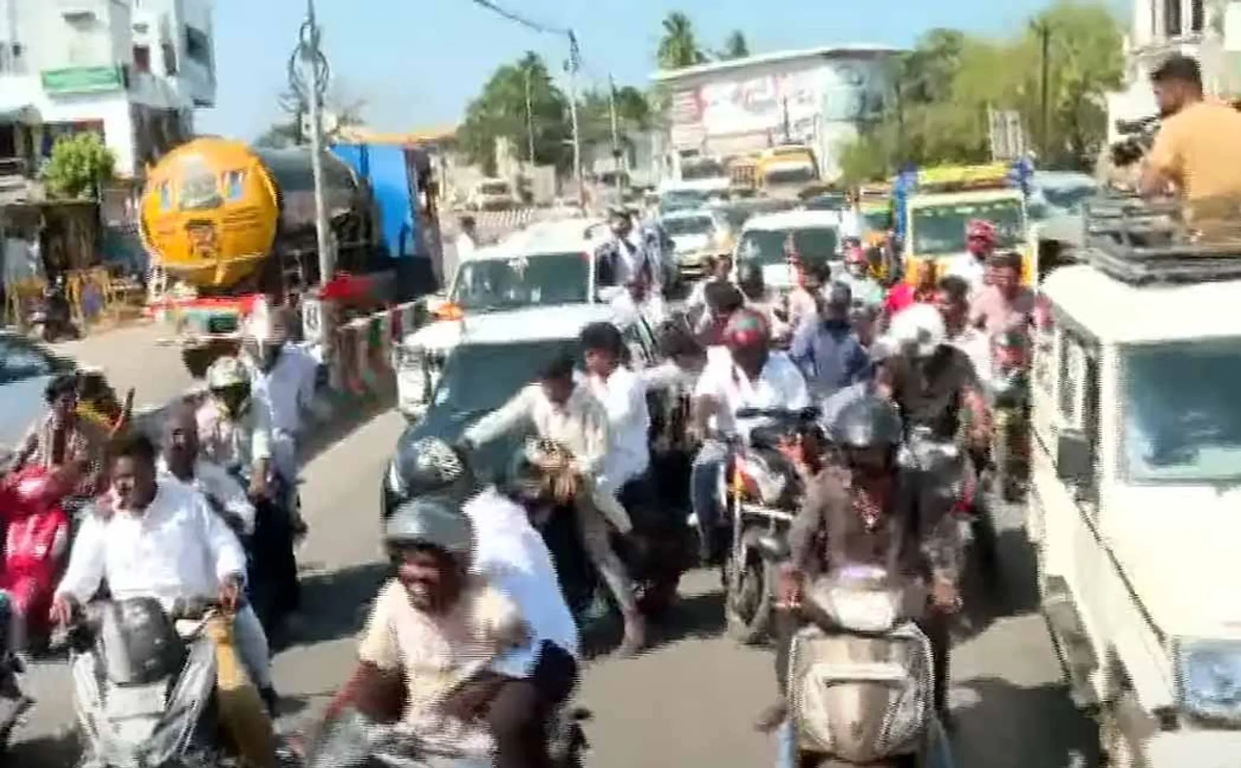 Opposition to the appointment of the Dt Secretary Tvk members blocked Vijay's car