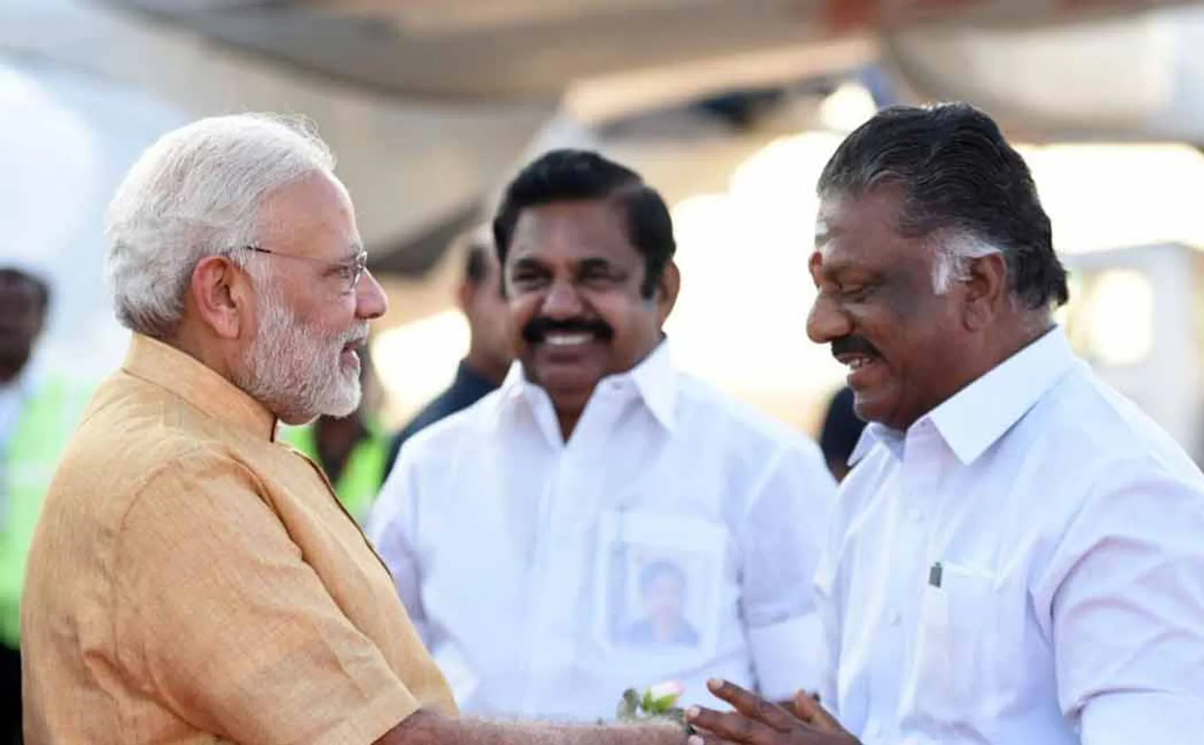 BJP'  EPS caught in the trap admk party issue 