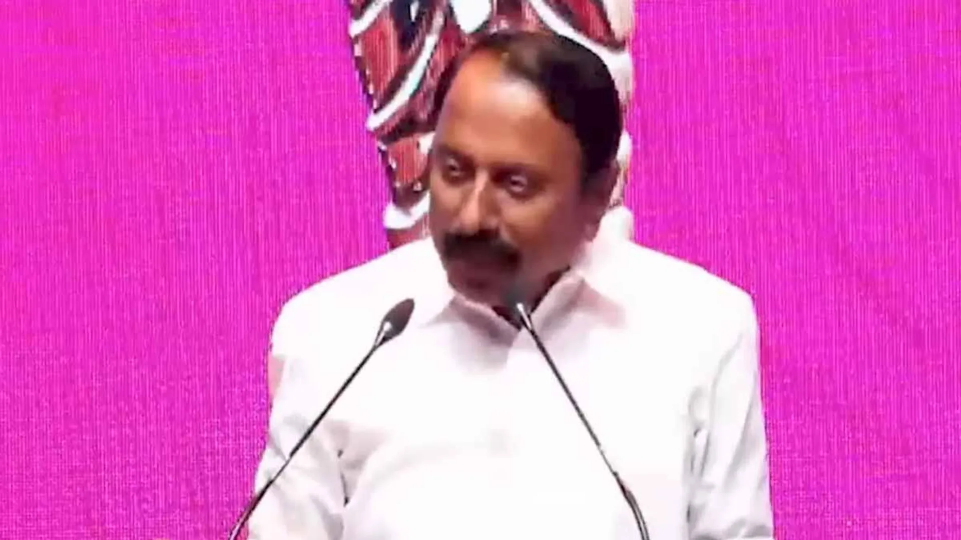  'I will not fall like some funny people'-Sengottaiyan sensation