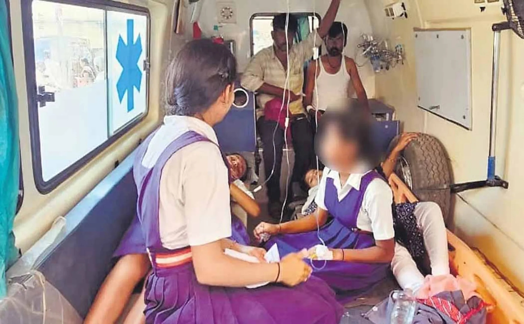 8 girls admitted in hospital for holi powder in karnataka