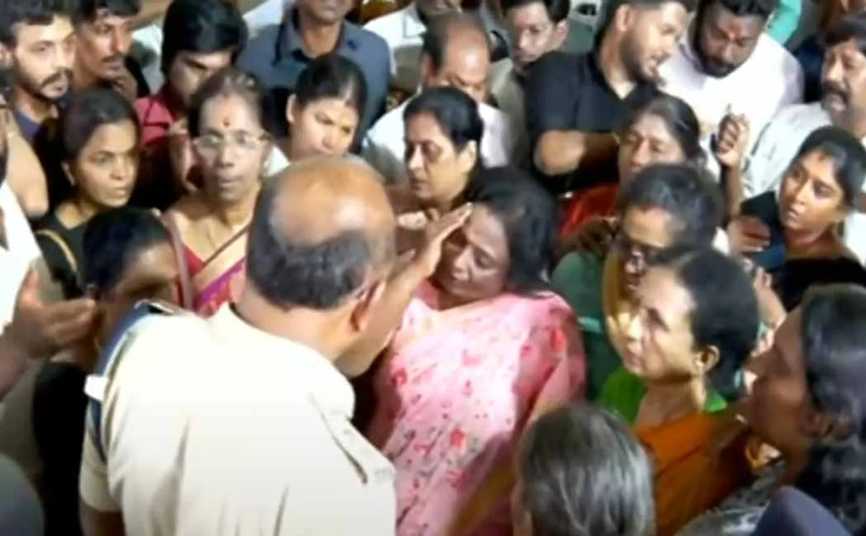 Tamilisai Soundararajan has a argument with the police