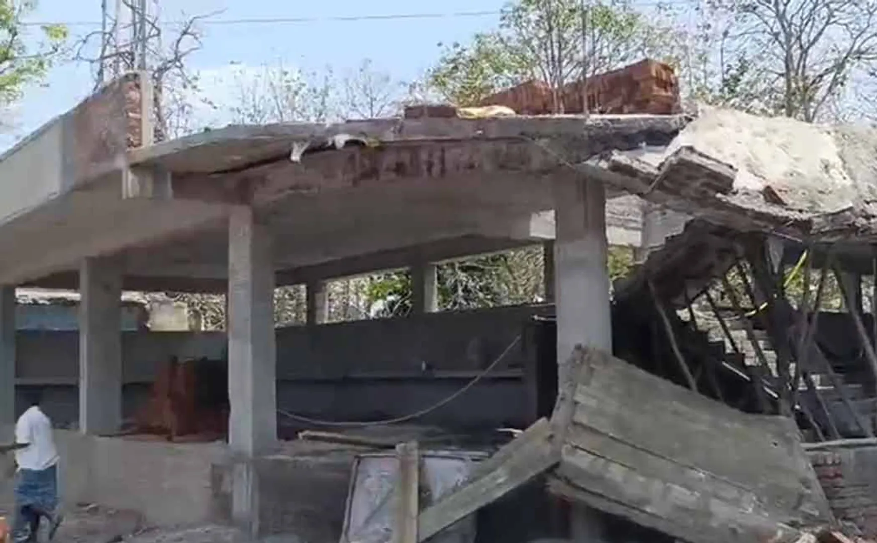 Passenger shelter built with MLA funds collapses