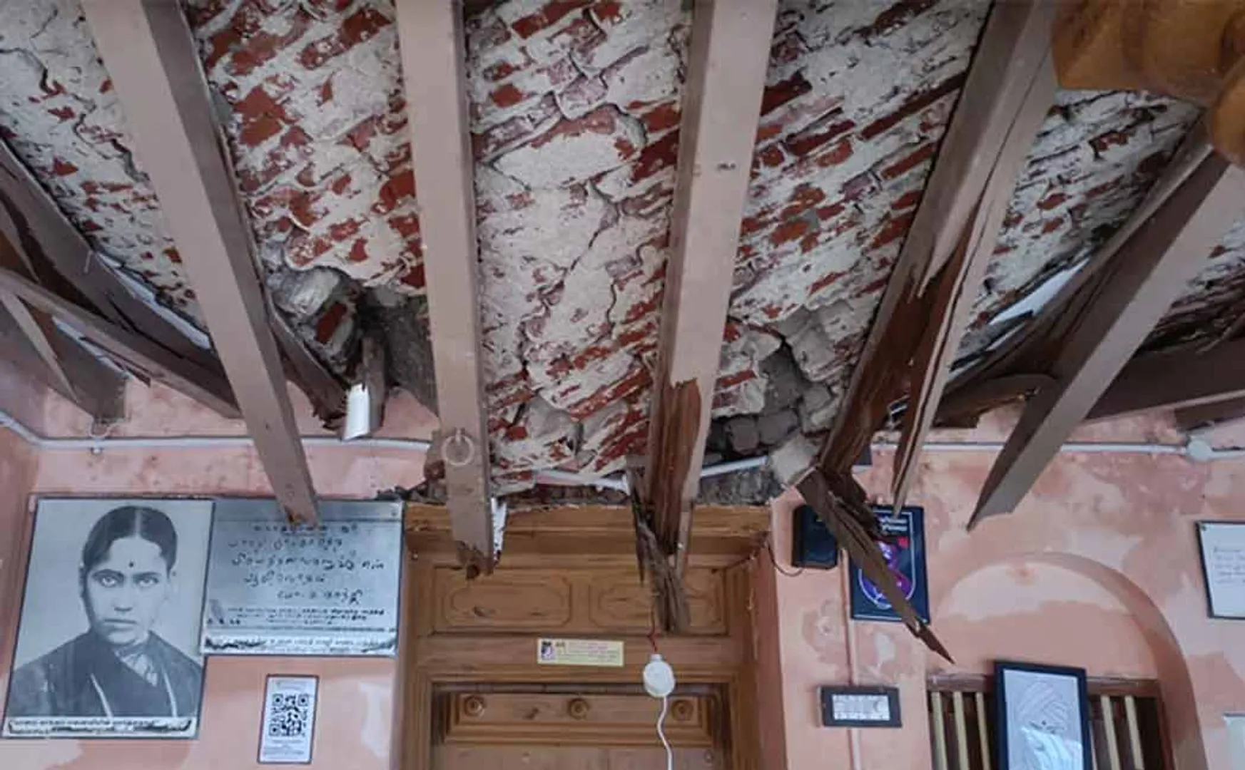 roof of Bharathiyar birthplace in Ettayapuram has collapsed, causing a stir 