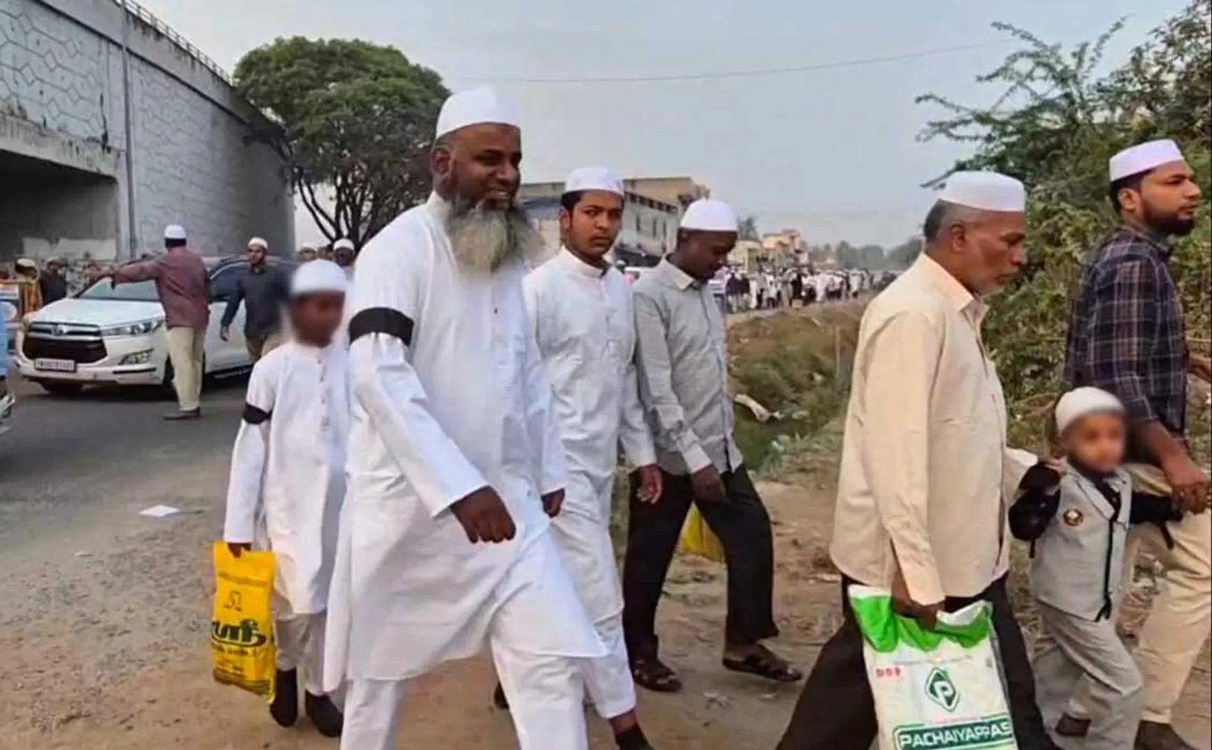 Muslims wearing black bands against amendment Waqf Board Act 