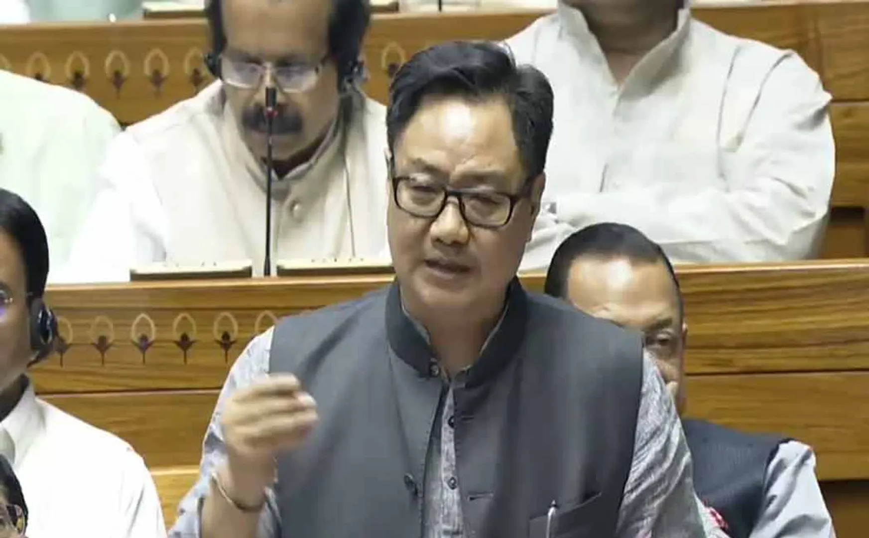 Opposition parties strongly oppose for Waqf Board Amendment Bill introduced in Lok Sabha