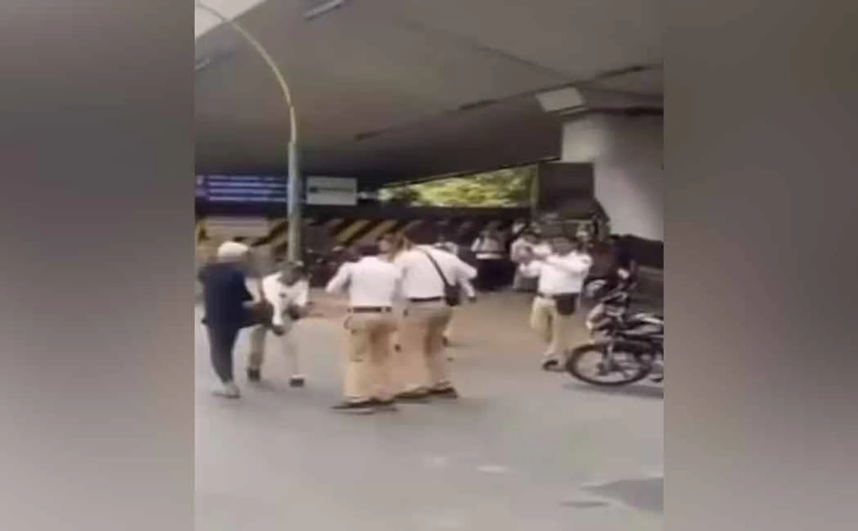 Man thrash police for driving without helmet after being fined in maharashtra
