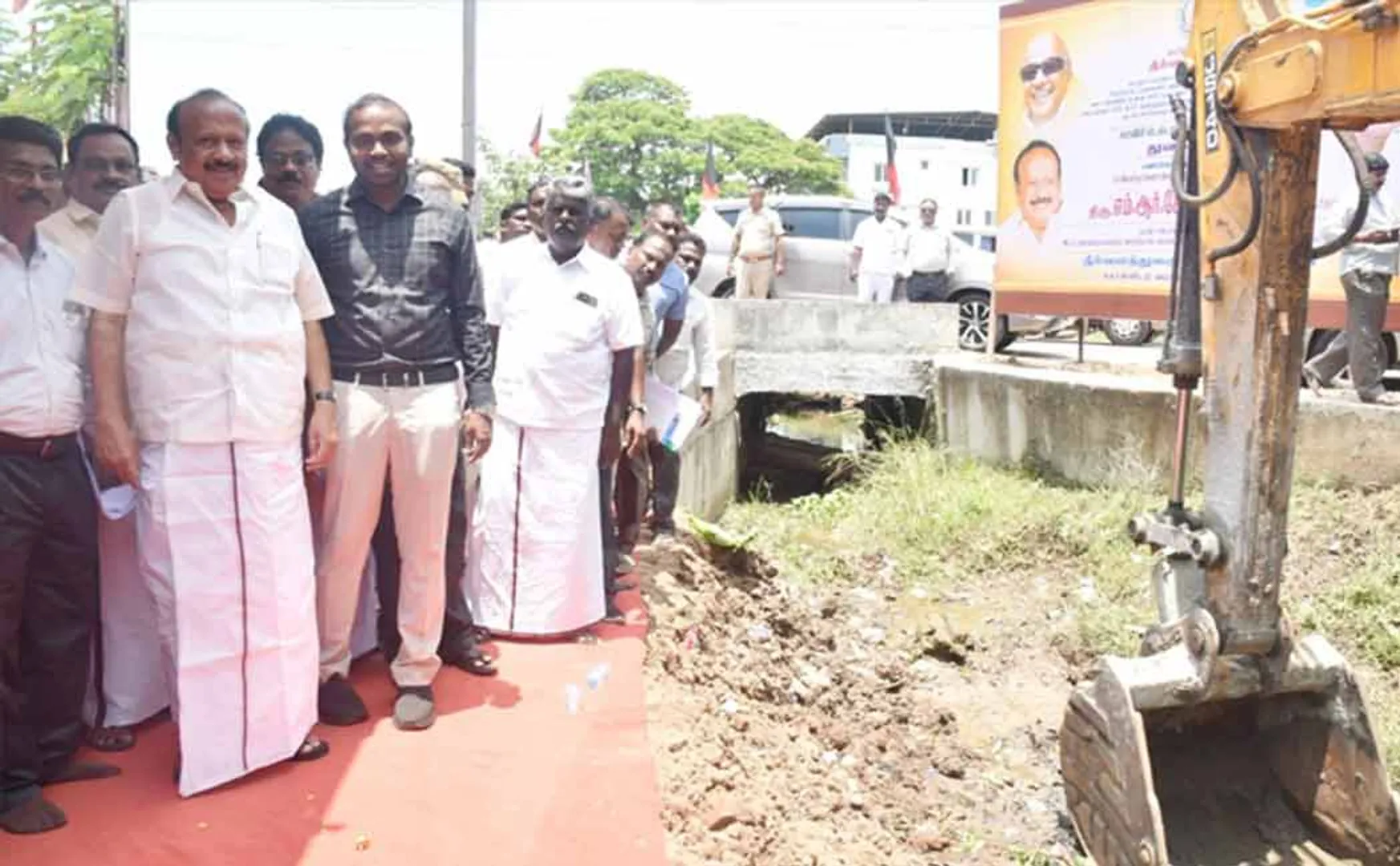 Minister launches dredging work for 207 irrigation canals!