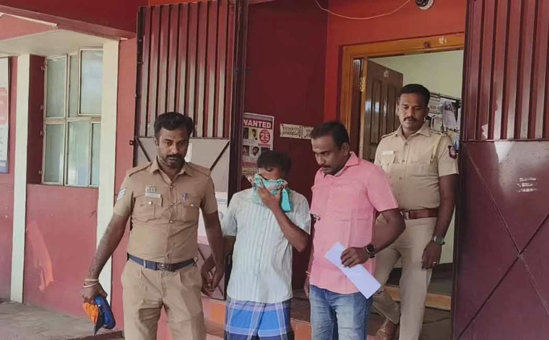 Fake official arrested extorting money pretending food department official 