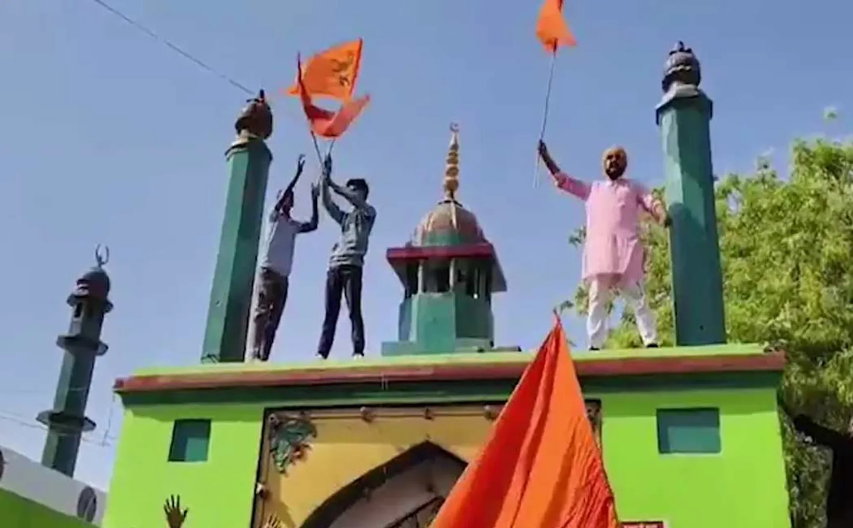 Hindu organizations Riots at the mosque with saffron flags in uttar pradesh