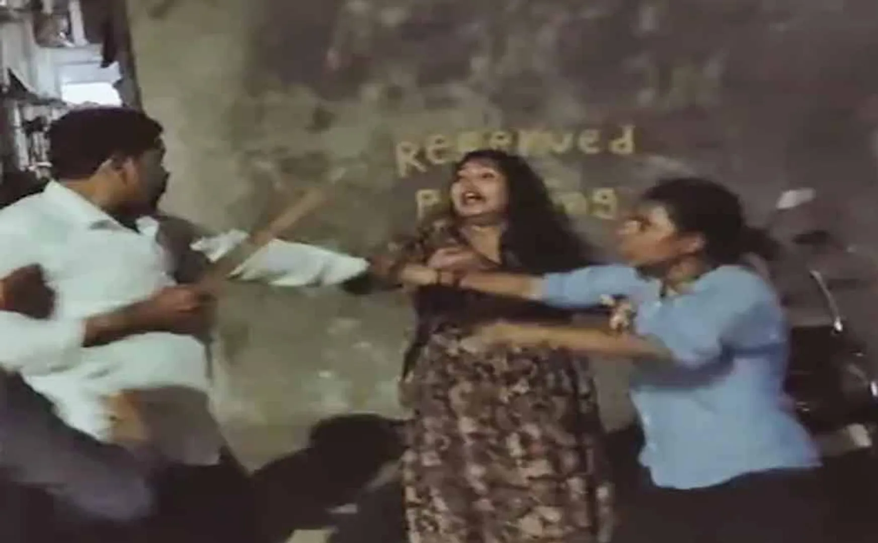 Women attacked by mob for not speaking Marathi in maharashtra