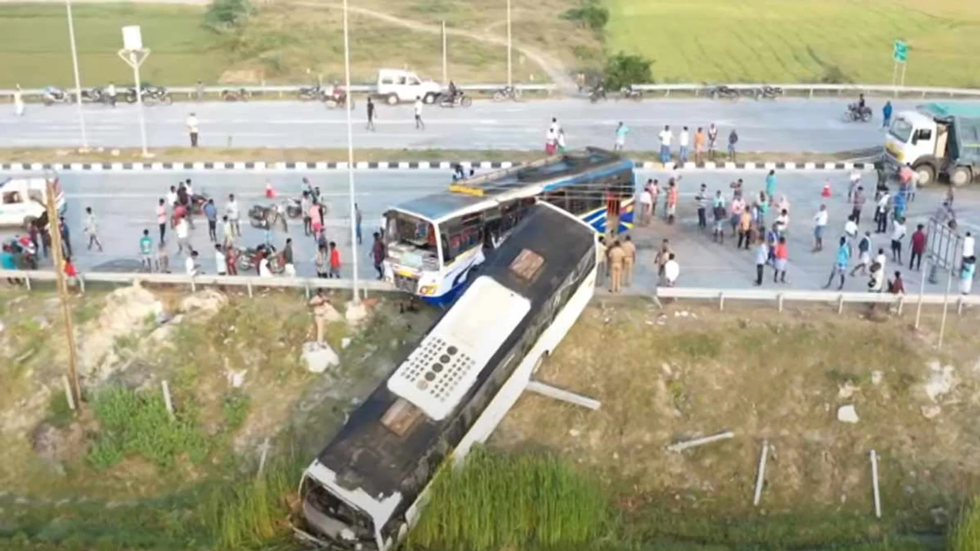 Buses collide in accident - panic near Cuddalore