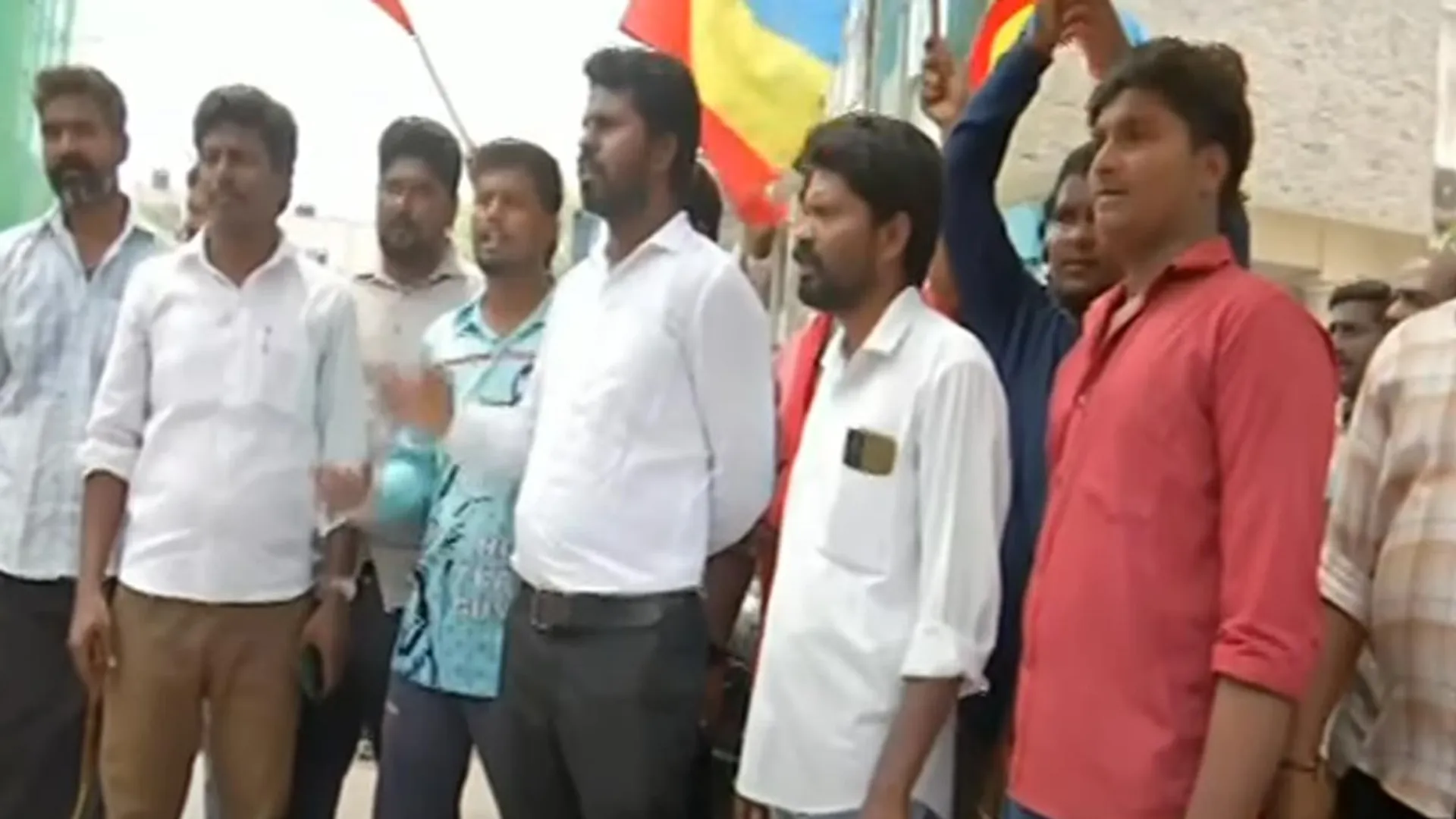 'Democracy affect in PMK' - Anbumani supporters fight in front of Ramadoss' house
