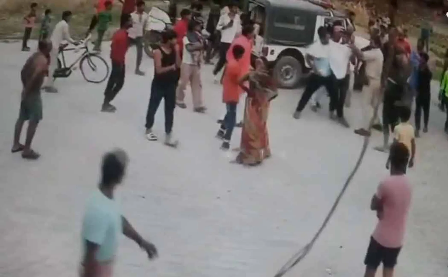 Villagers hit police officers who went arrest drunk men in bihar
