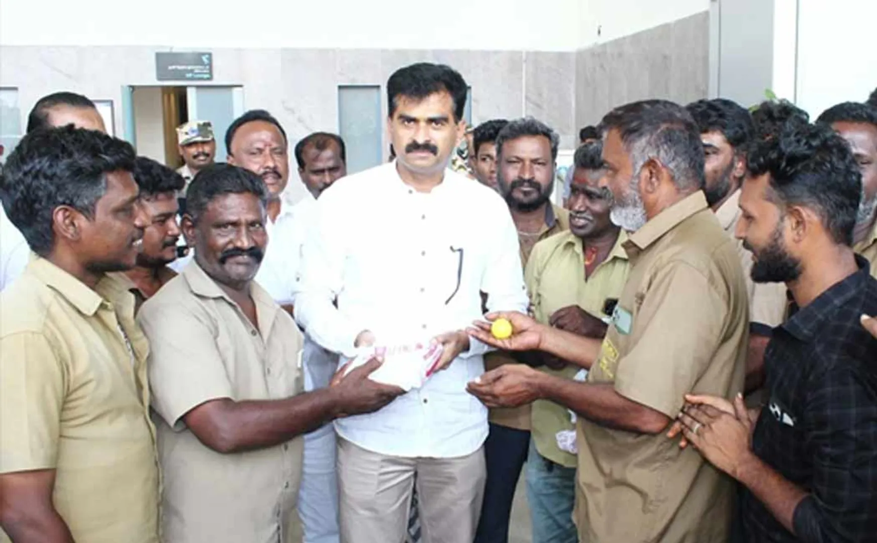 durai vaiko Autos allowed to drop off passengers at Trichy airport 