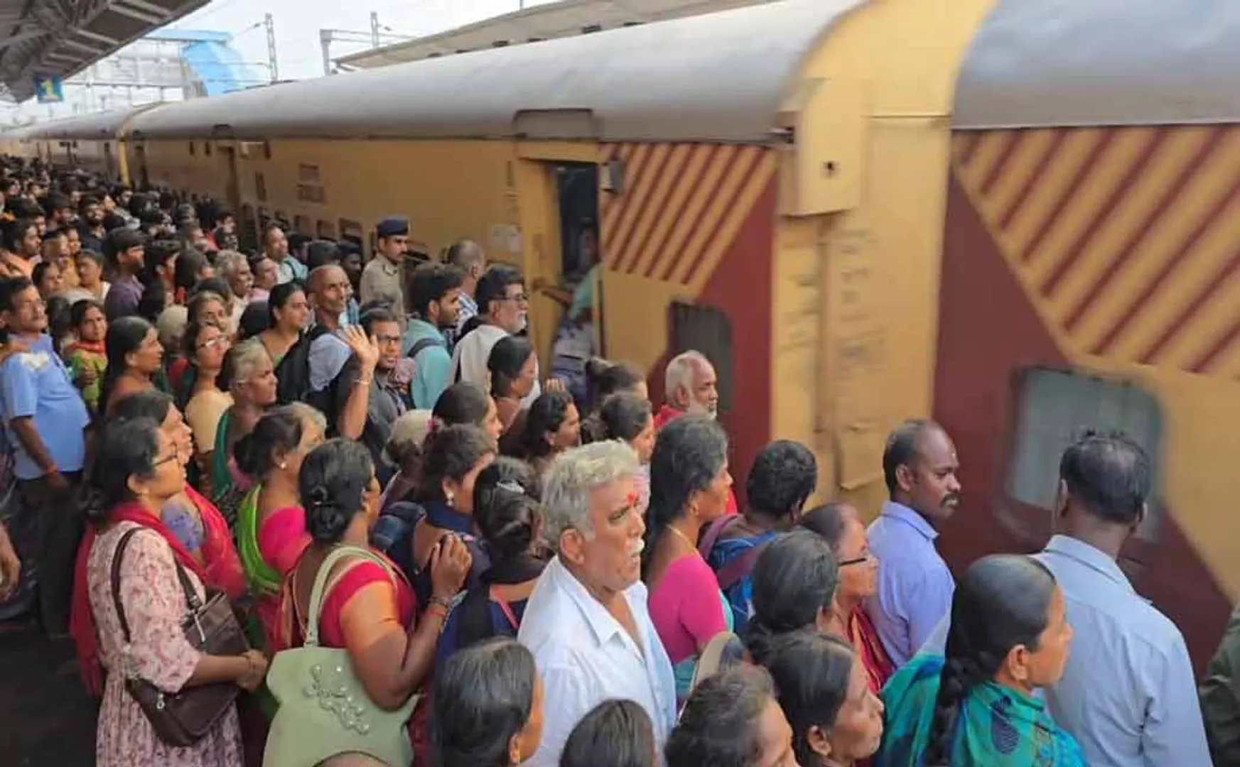 'Devotees gathered at the railway station' - Tiruvannamalai in a state of confusion