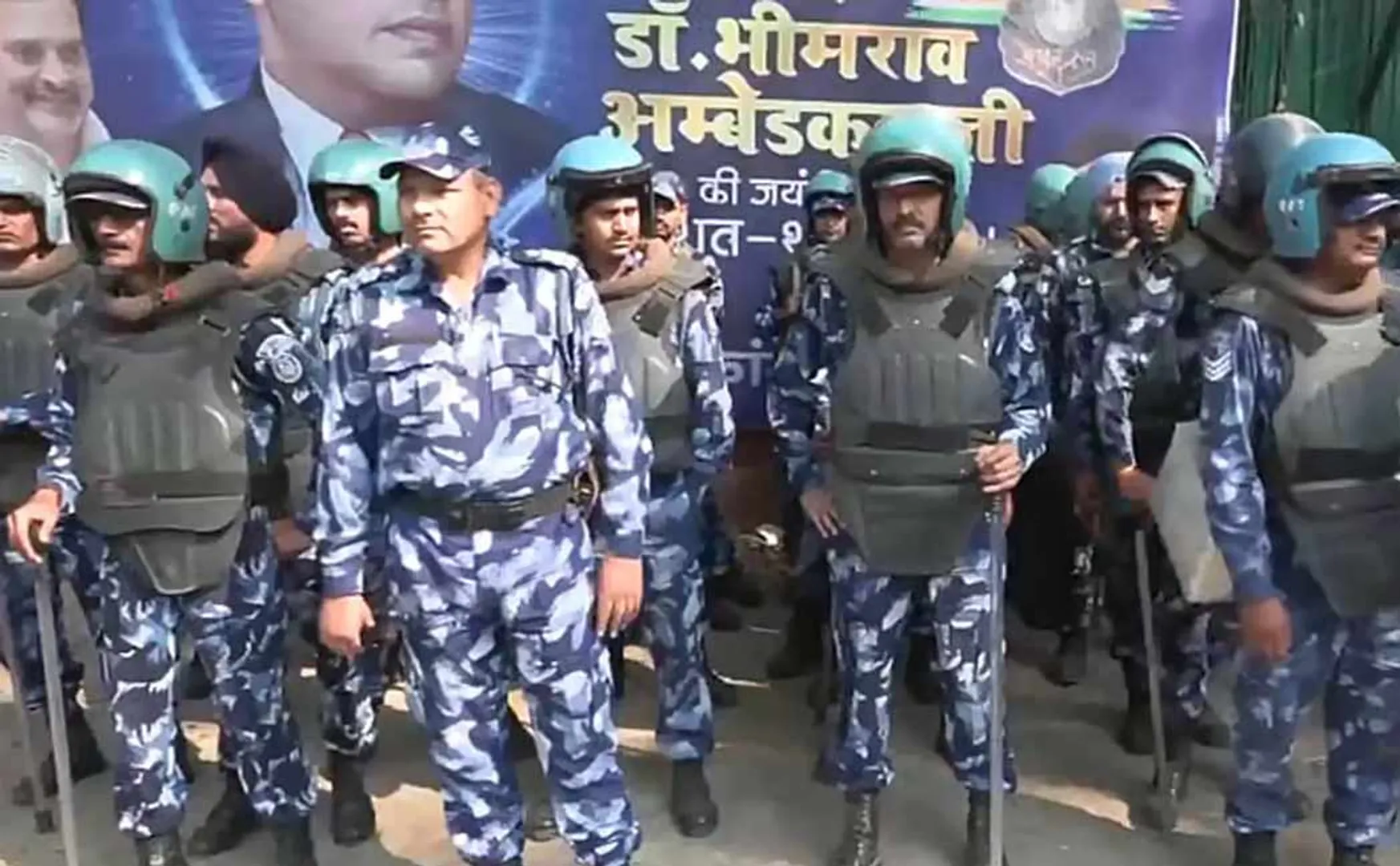 Paramilitary forces deployed in front of Congress headquarters 
