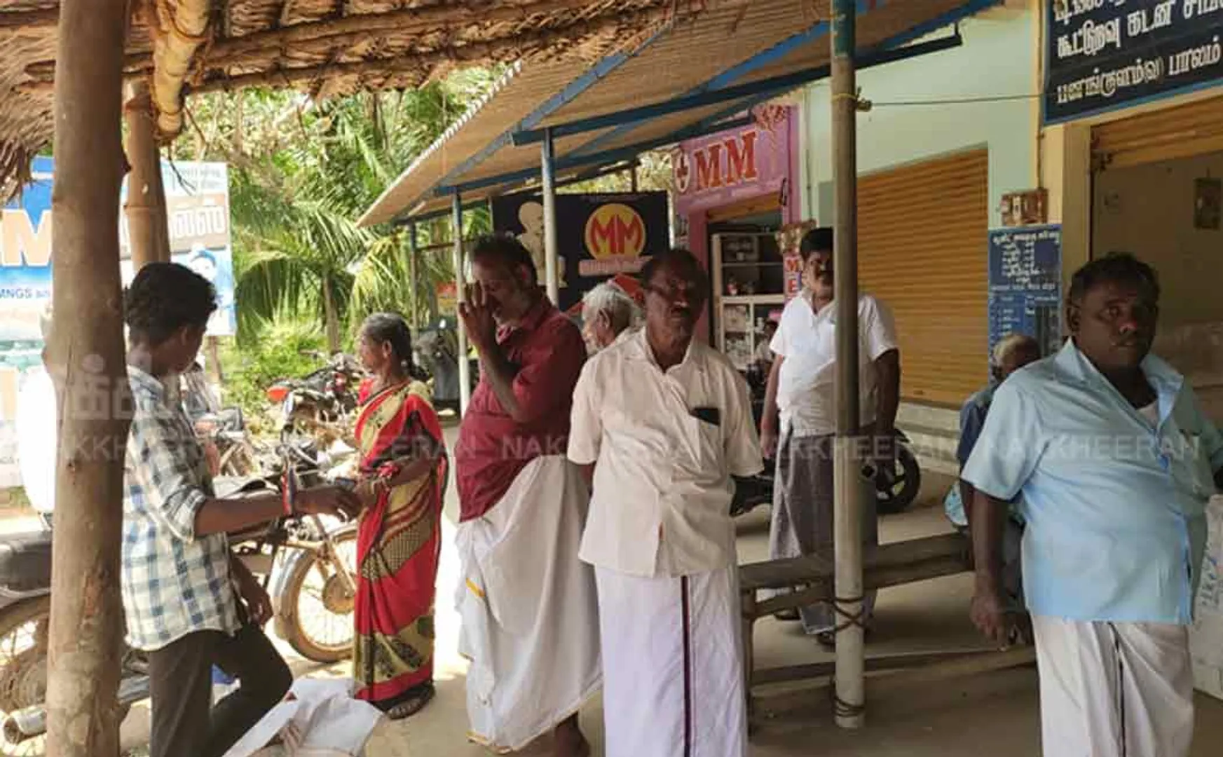 Theft at shops near Keeramangalam