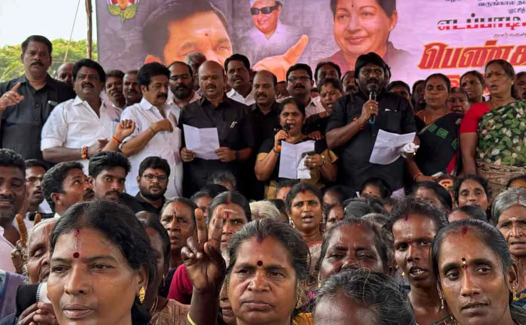 AIADMK women's team  struggle against Minister Ponmudi 