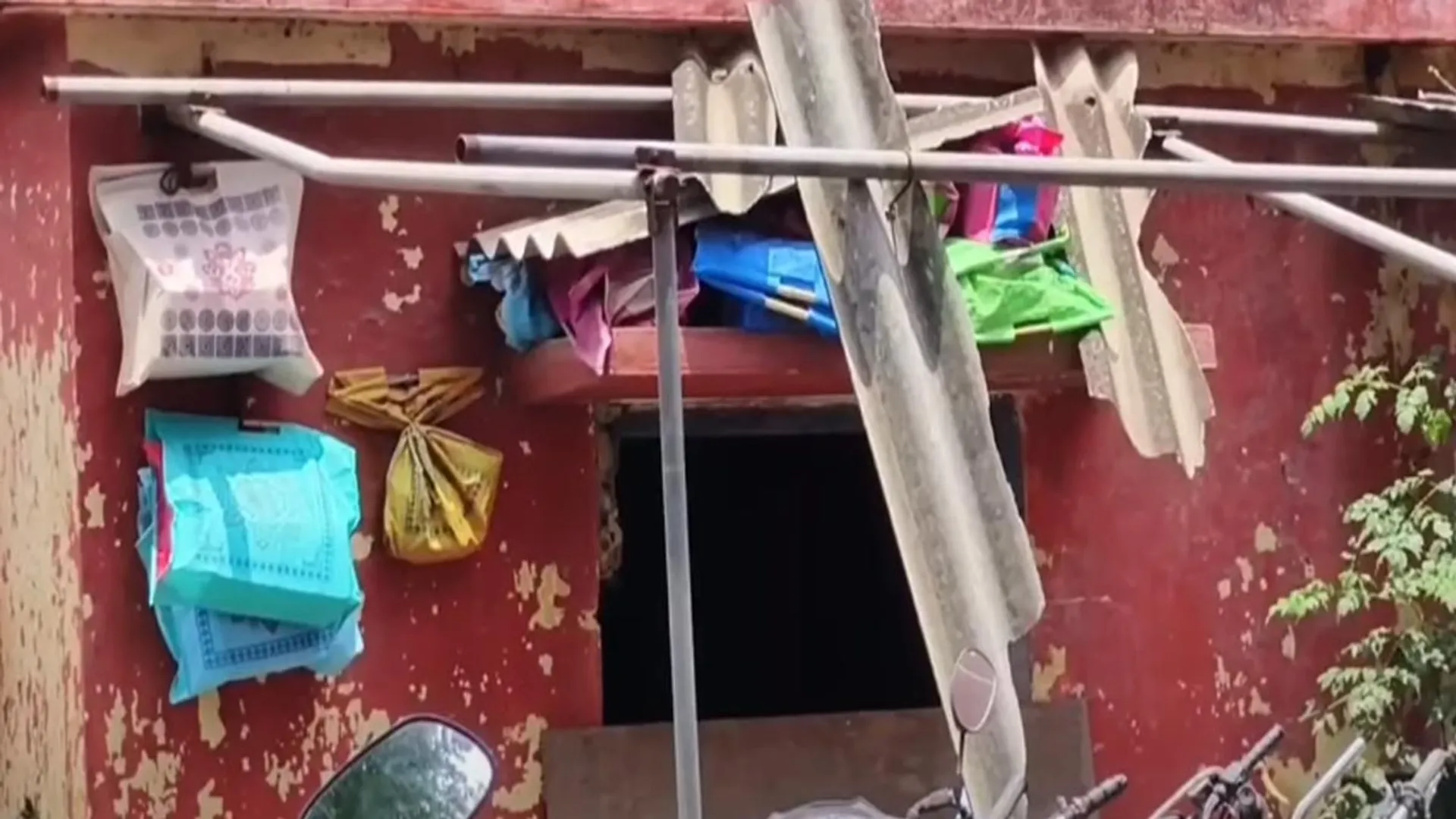 'Human body parts hanging in plastic bags' - public alleges
