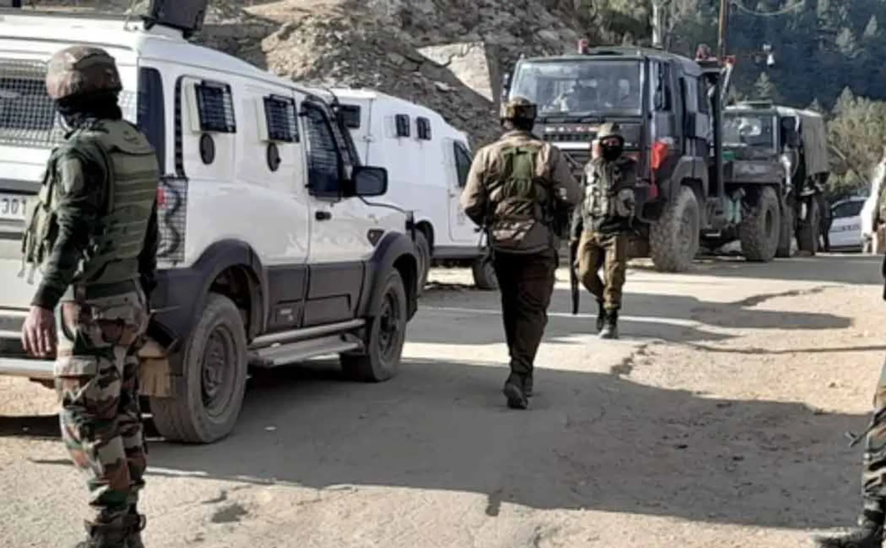 illegal group thrash on tourists in Jammu and Kashmir