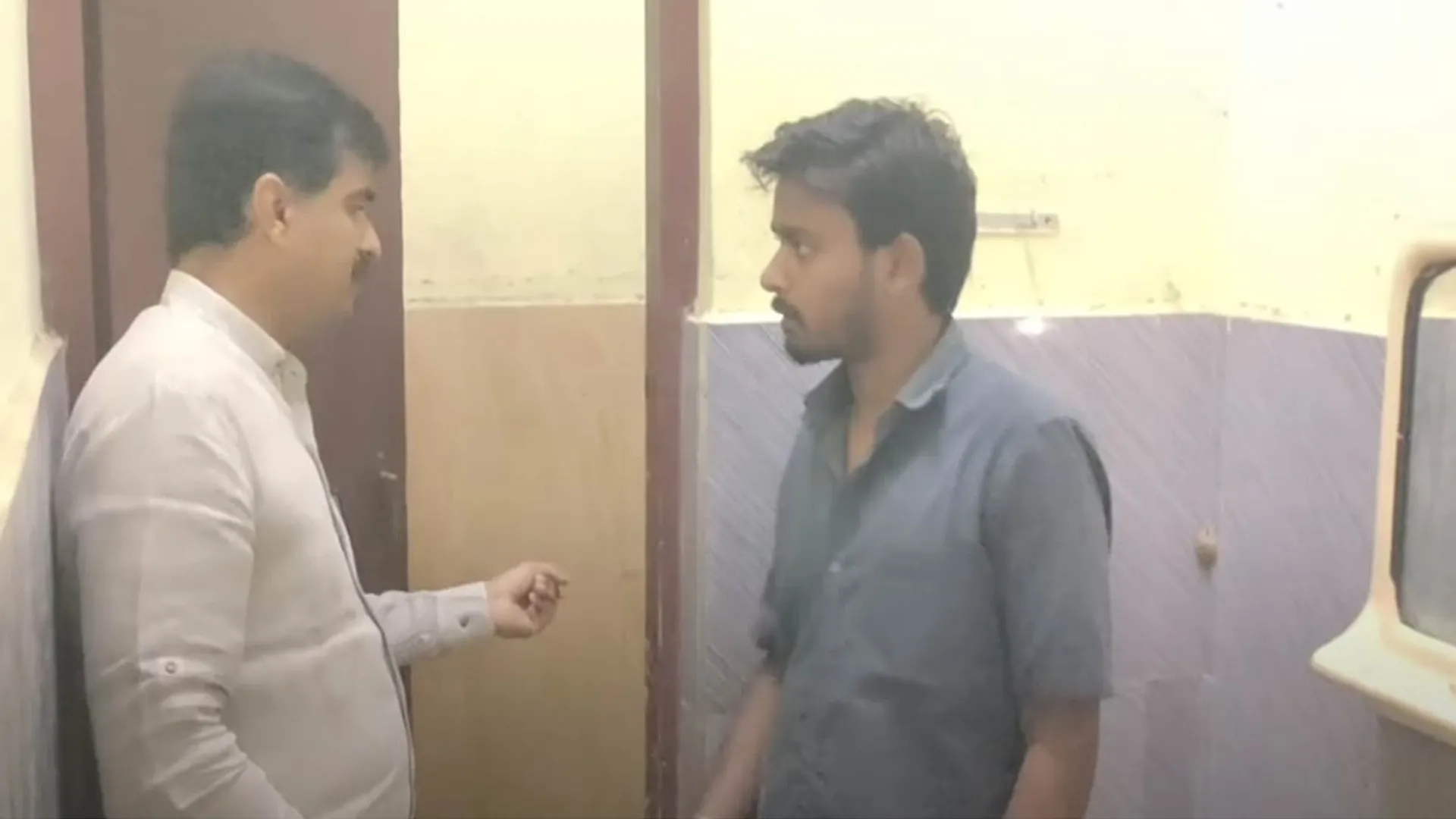 'The bathroom is full of rats; how will people use it' - Durai Vaiko in a sudden investigation