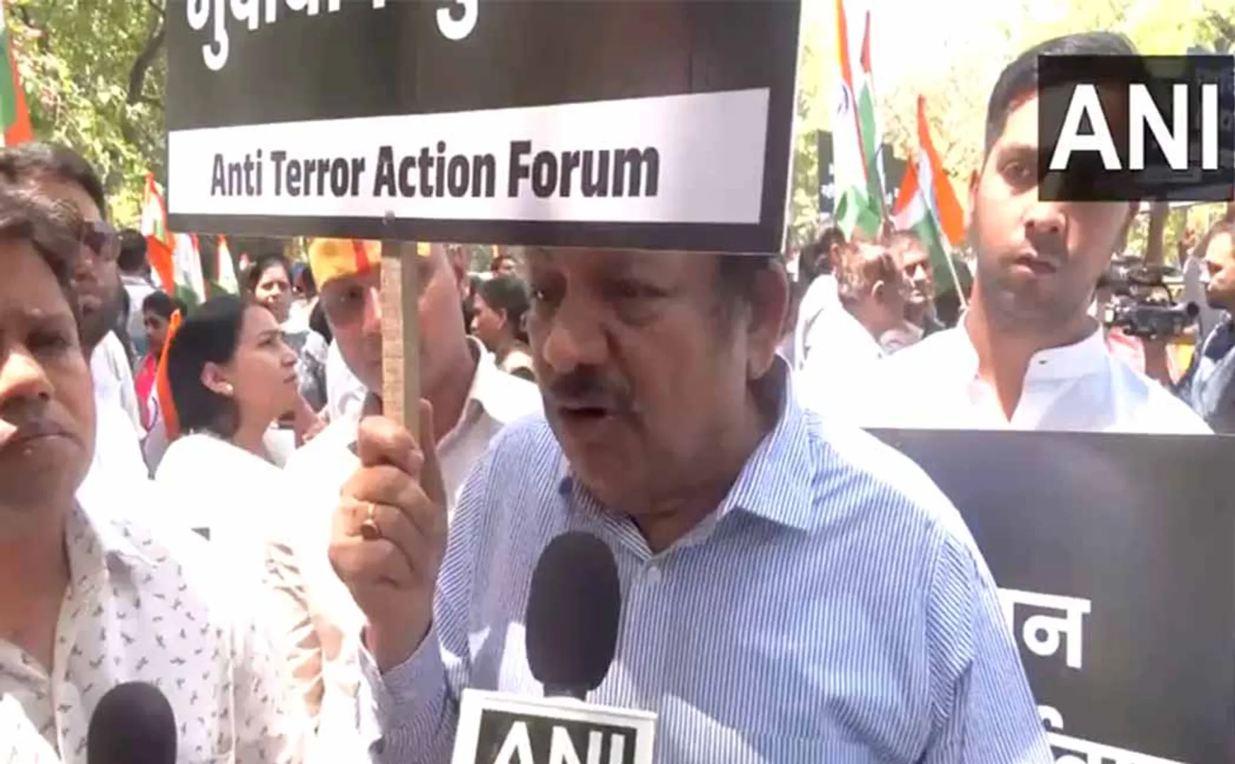 BJP members struggle in front of the Pakistani embassy