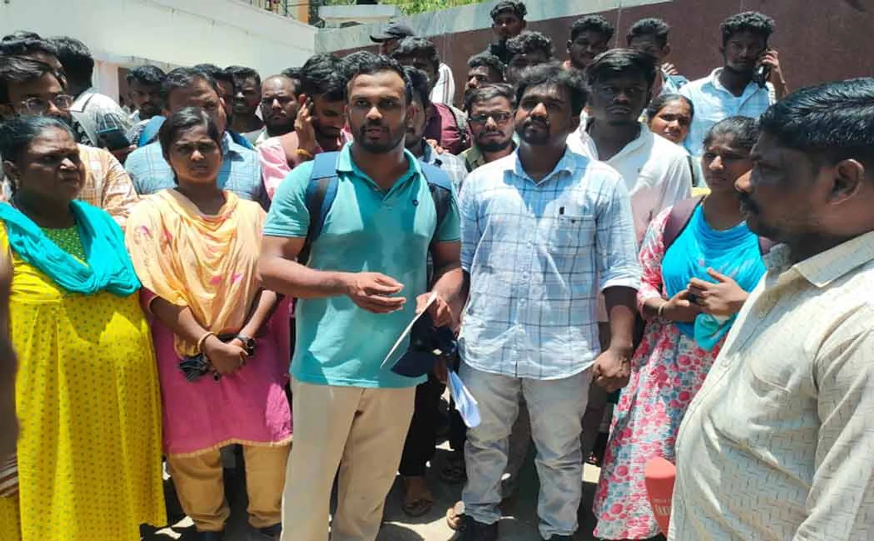 ITI students struggle by besieging the TNPSC office