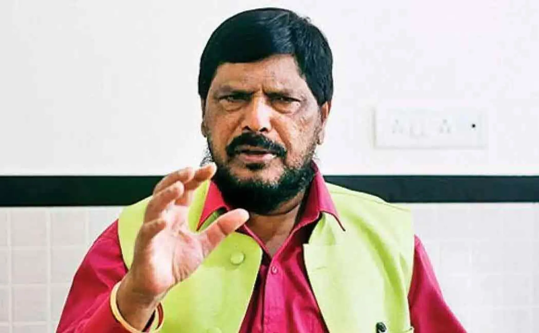  ramdas athawale urges Kashmir must be handed over, otherwise war