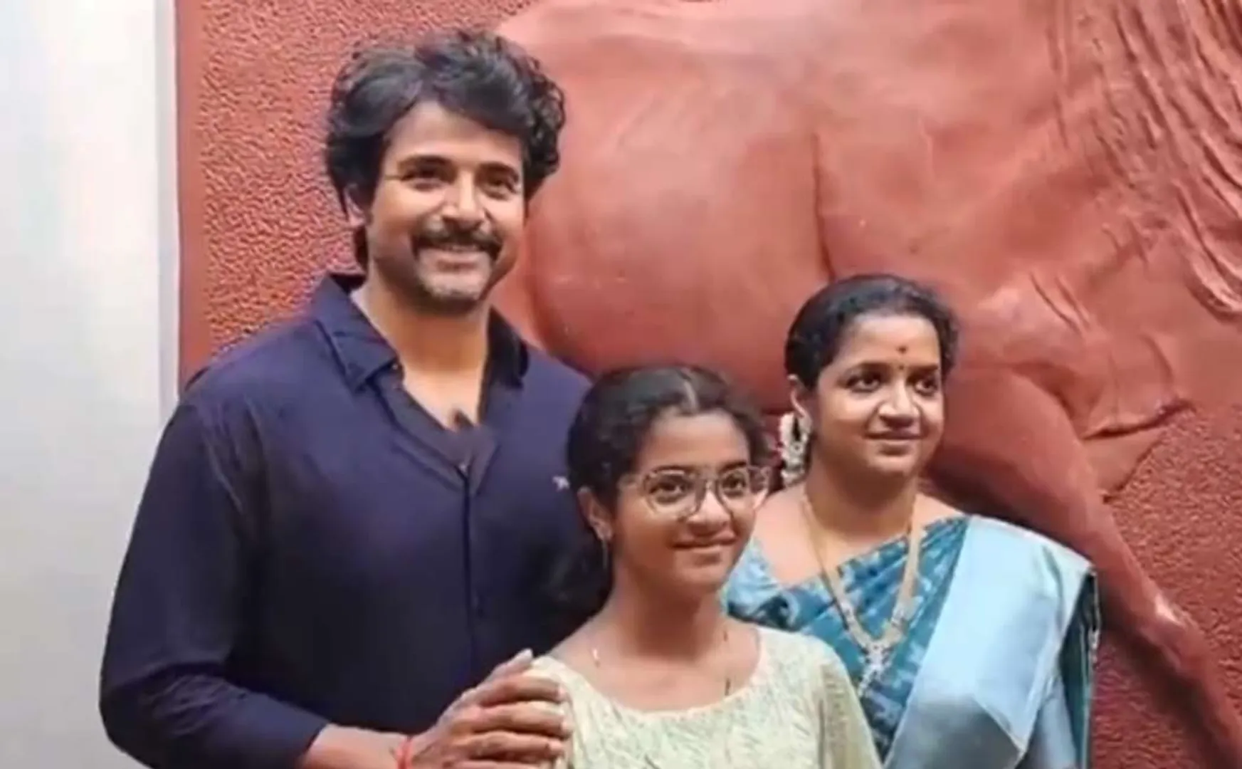 sivakarthiyen visited keezhadi musuem with his family