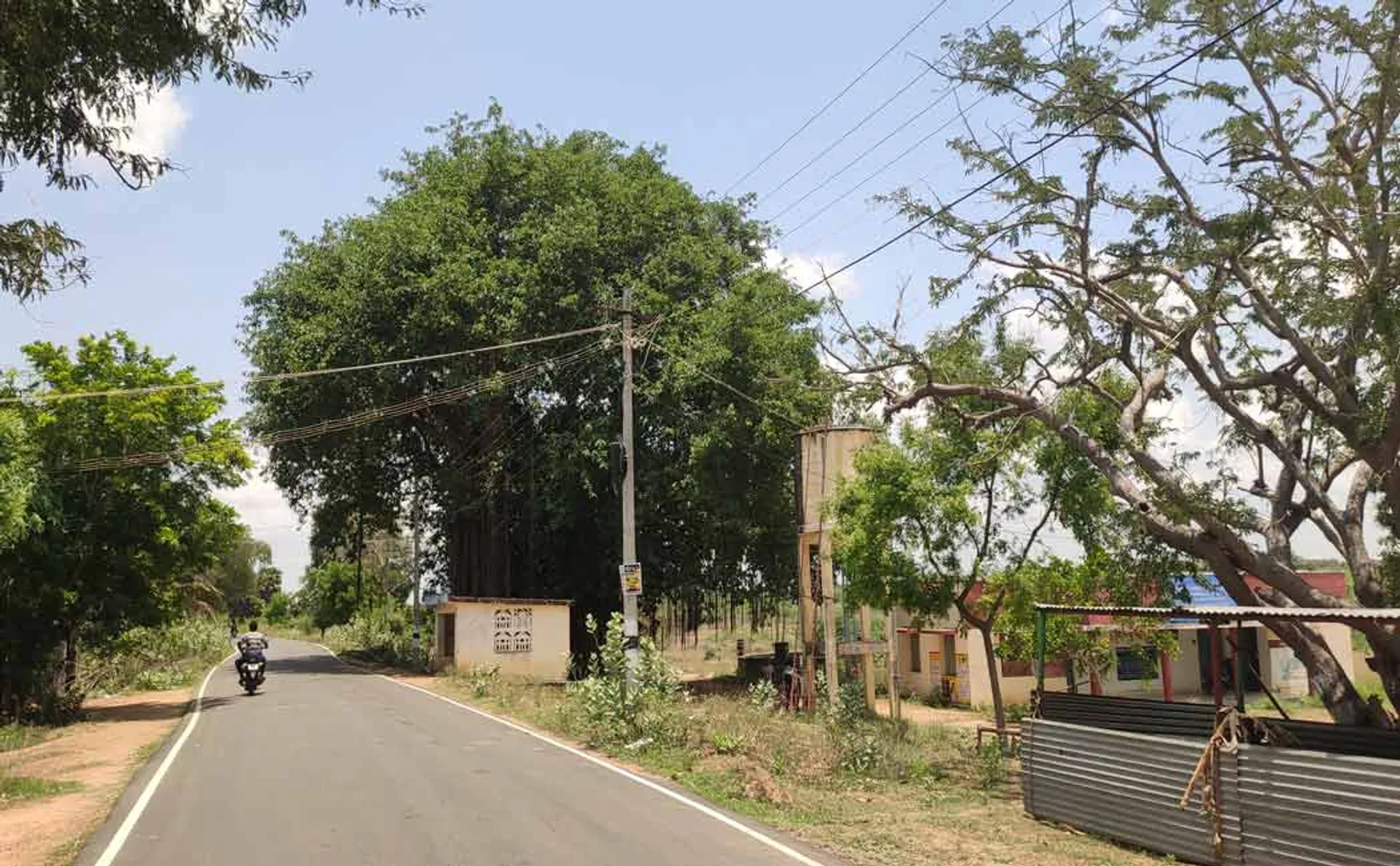 A young man came to an orphanage as if asking for money and stole cell phones
