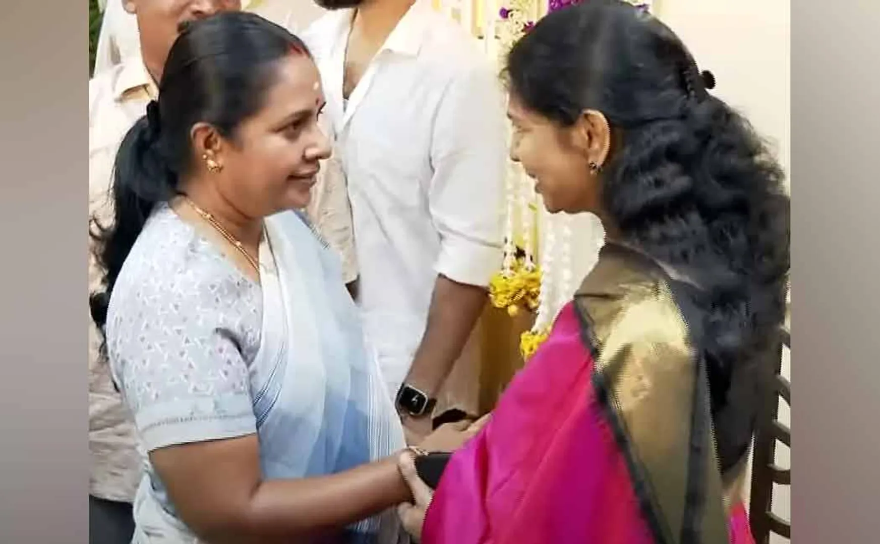 Vanathi Srinivasan meets Kanimozhi at Anna Arivalayam