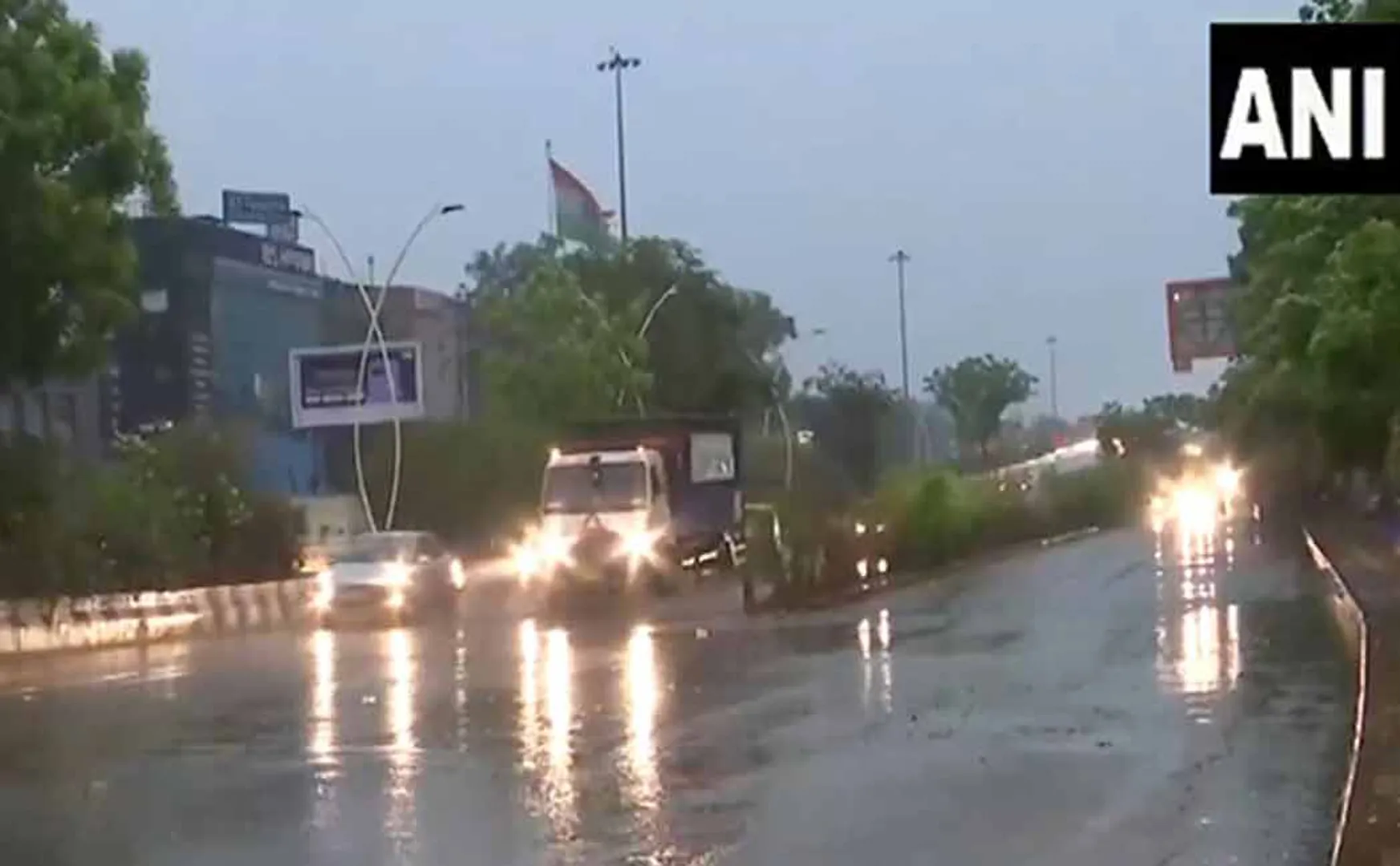 Heavy rains in Delhi; 4 people including 3 children incident