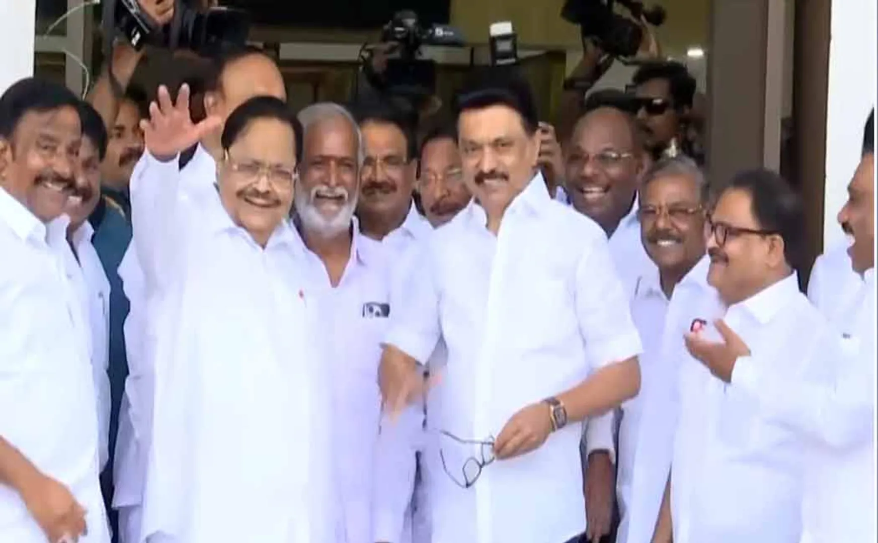 Public meetings made at DMK district secretaries meeting