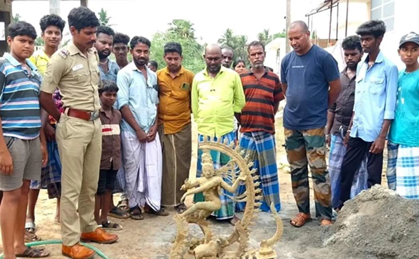 Impon statue discovered in a ditch dug to build a house 