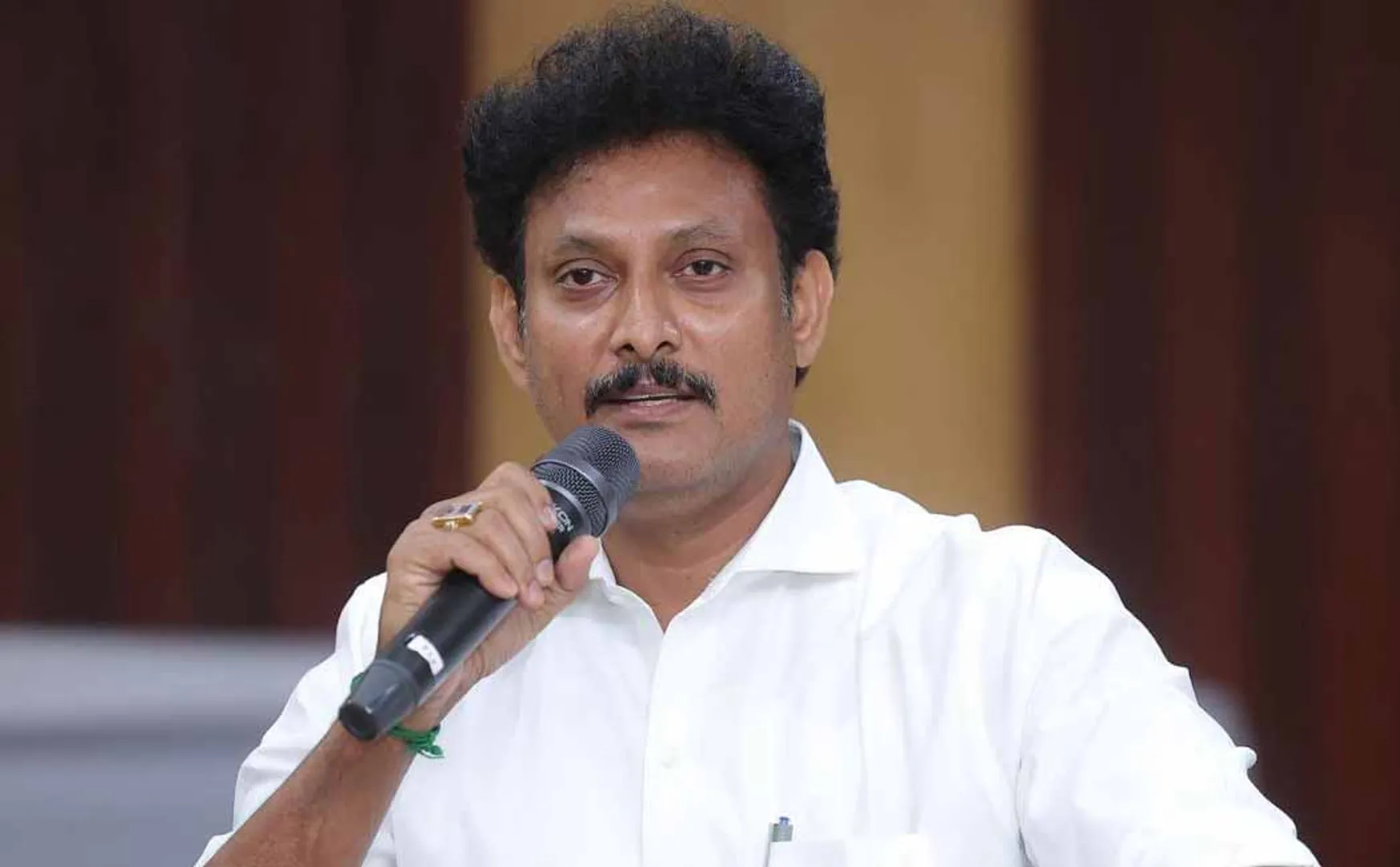 The majestic chair awaits Minister Anbil Mahesh Advice for students