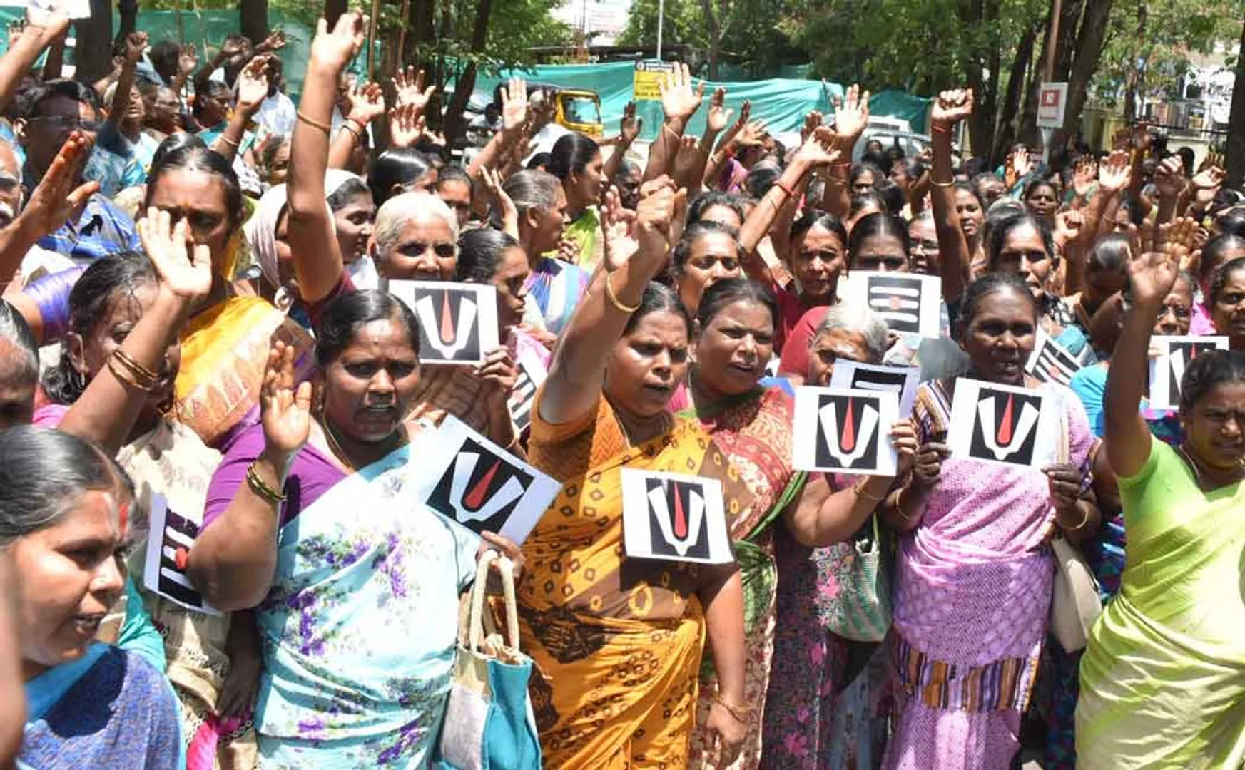 govt employees on their foreheads - Anganwadi workers erode 