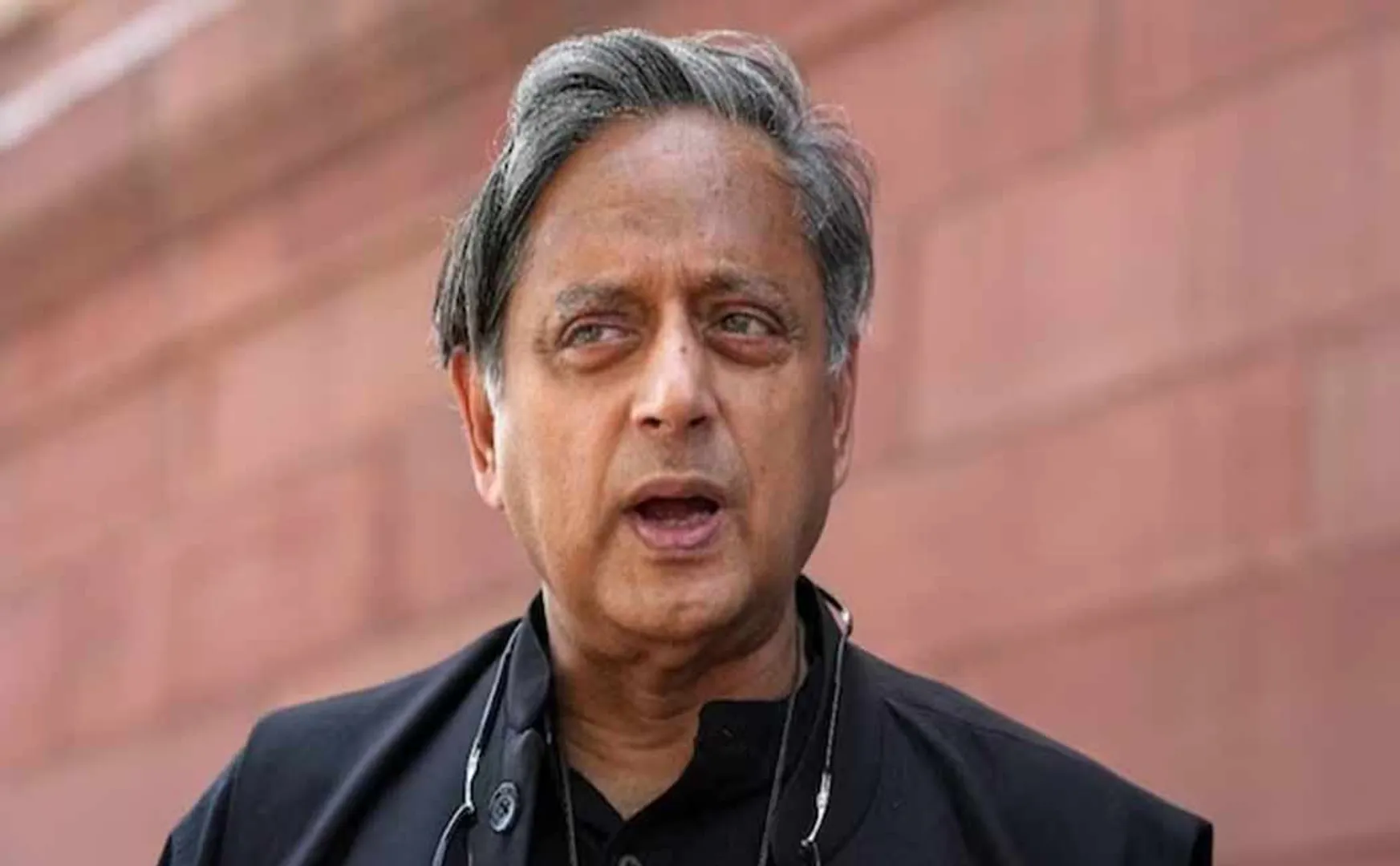 Shashi Tharoor praises Prime Minister Modiand Fire is burning within the party!