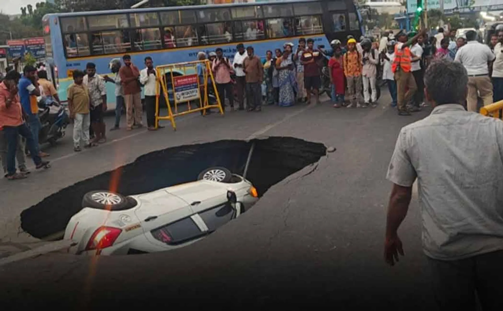 car fell into a sudden pothole on the road in Chennai 