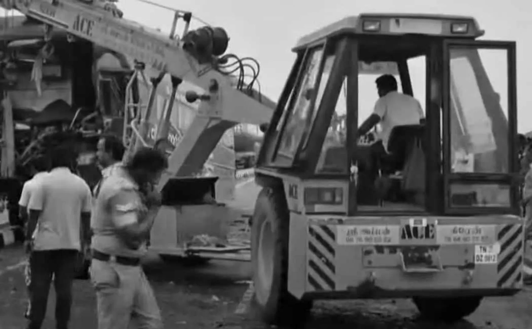 Omni bus tourist van incident in karur 4 people lost their life