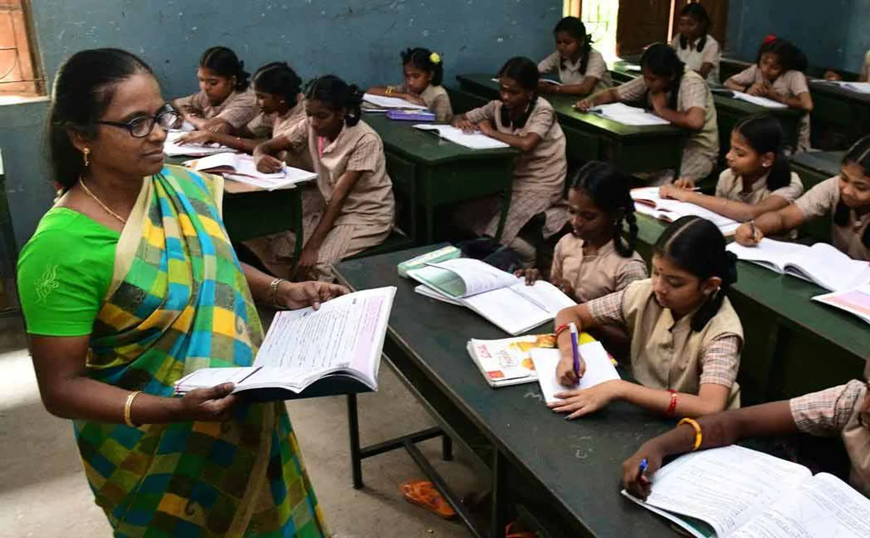 TTV Dhinakaran condemns DMK  deceiving  secondary school teachers