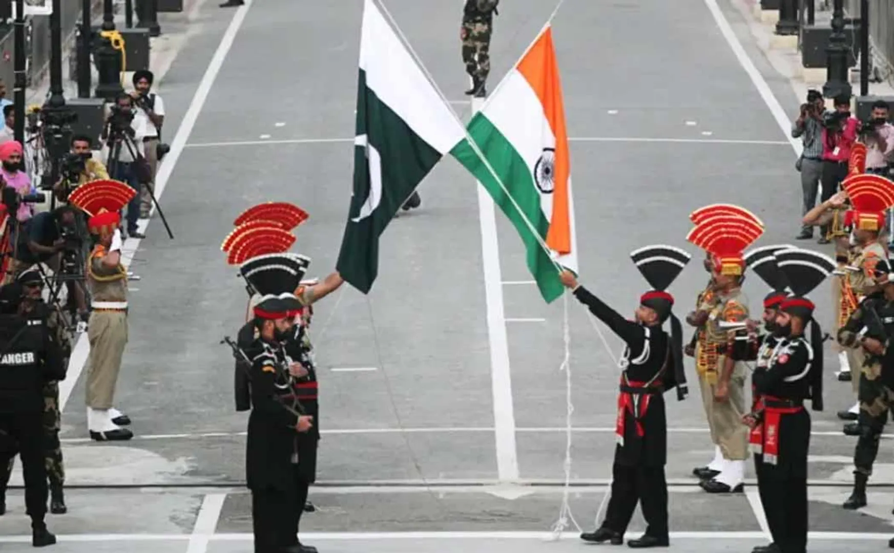 Pakistan extends airspace ban for Indian flights