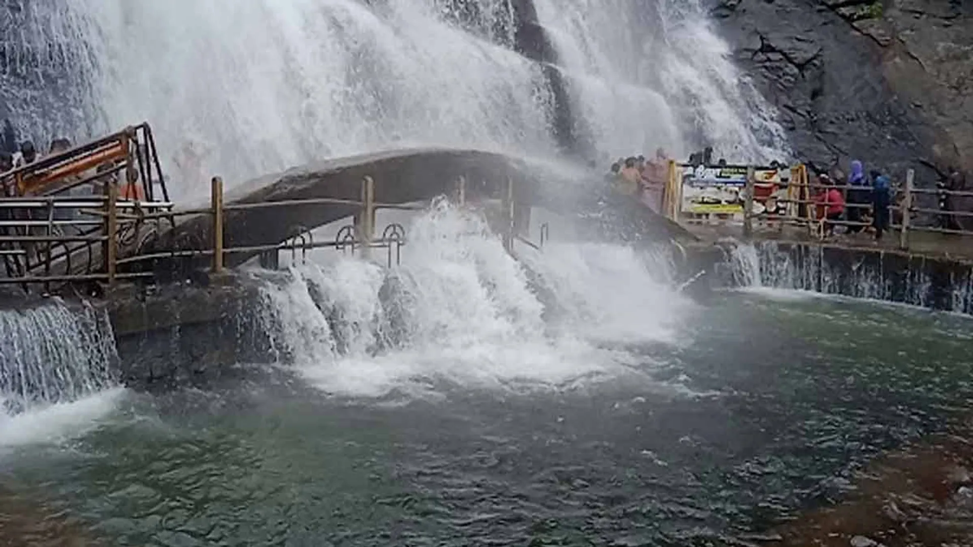 Heavy rains; Bathing prohibited in waterfalls in Courtallam