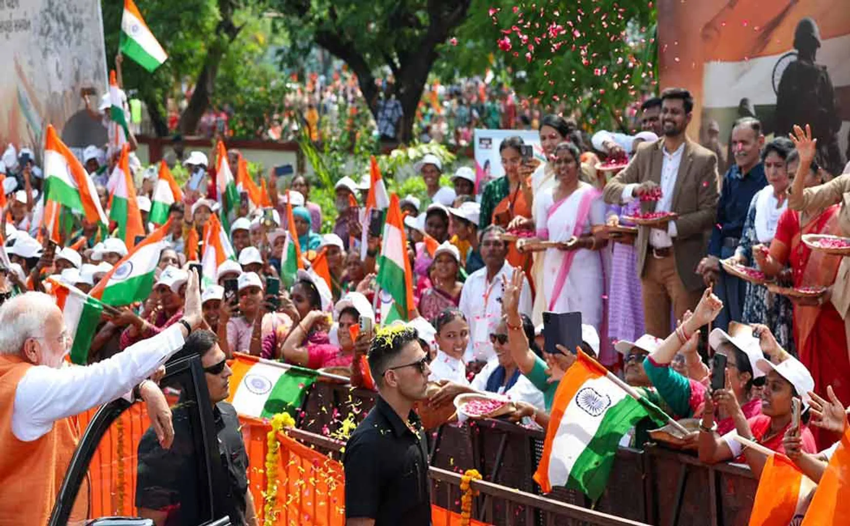Colonel Sophia Qureshi's family pays floral to Prime Minister Modi during roadshow