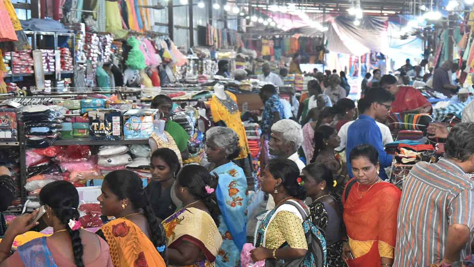 School reopening echoes; Erode textile weekly market sees brisk business