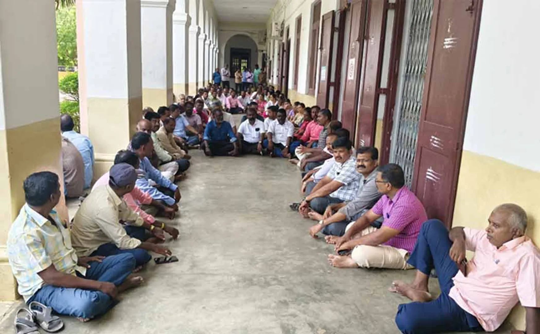 staf arrest over 100 people involved in the Annamalai University  