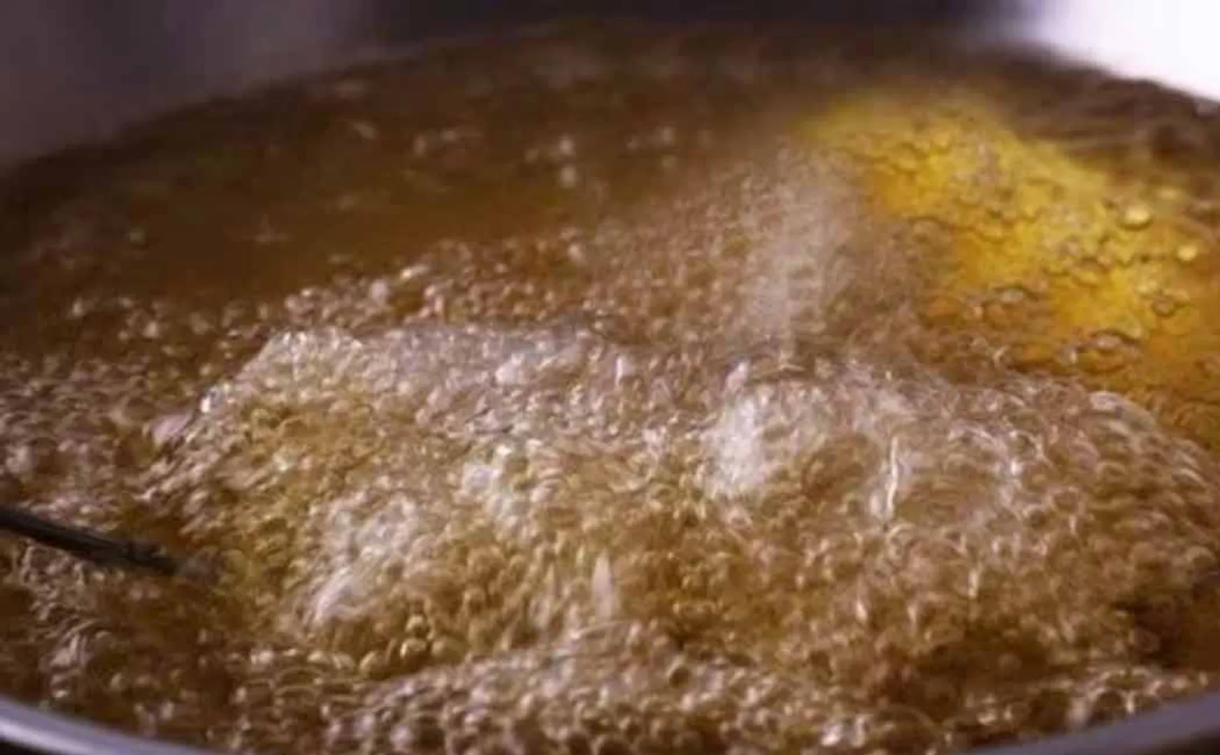 Wife pours boiling oil on husband 