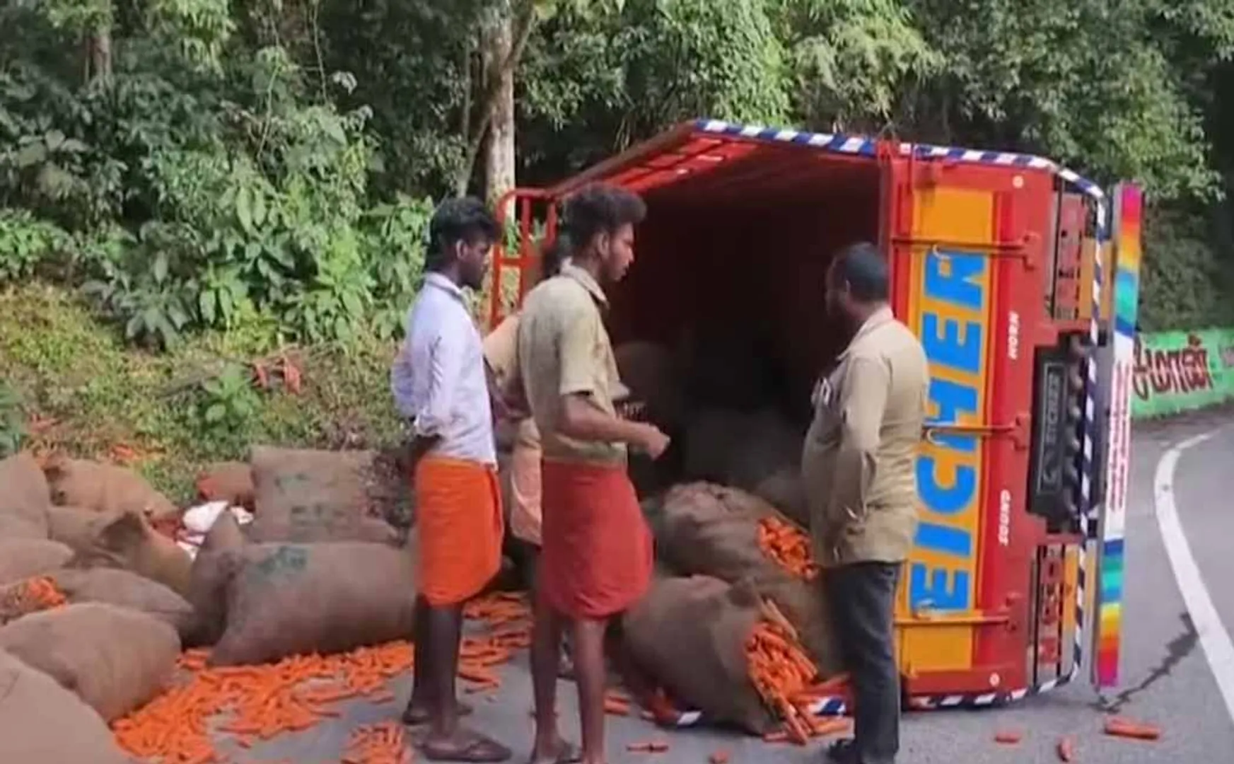 A truck carrying carrots overturned on a mountain road and caused an incident