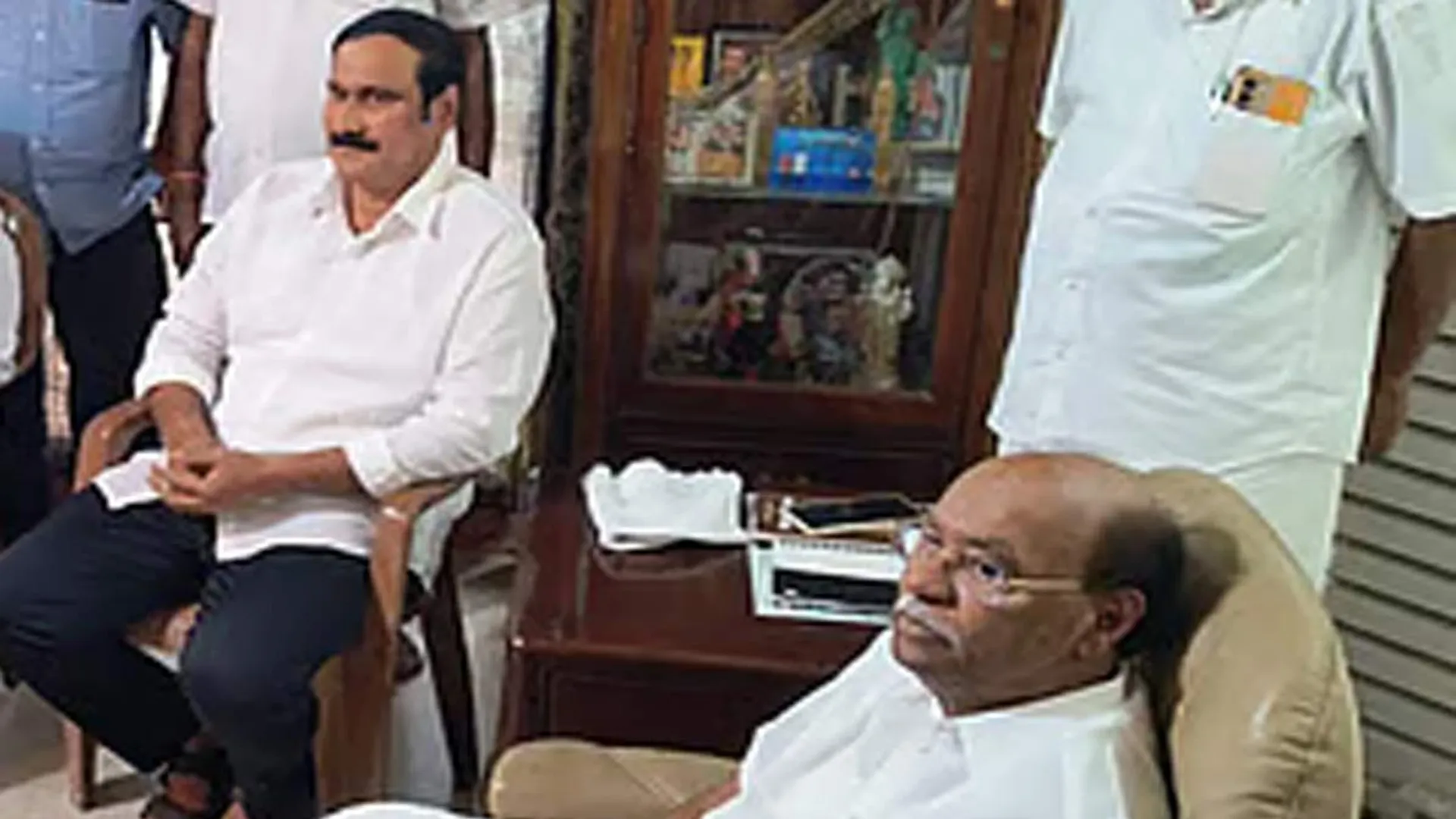 'Do this; I will call you and give you the leadership role' - Ramadoss advises Anbumani